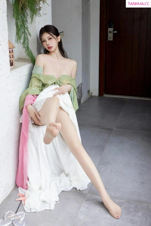 尹甜甜  [XiuRen]高清写真图 2025.09.30 No.10834 尹甜甜sunny 性感汉服第29张图片
